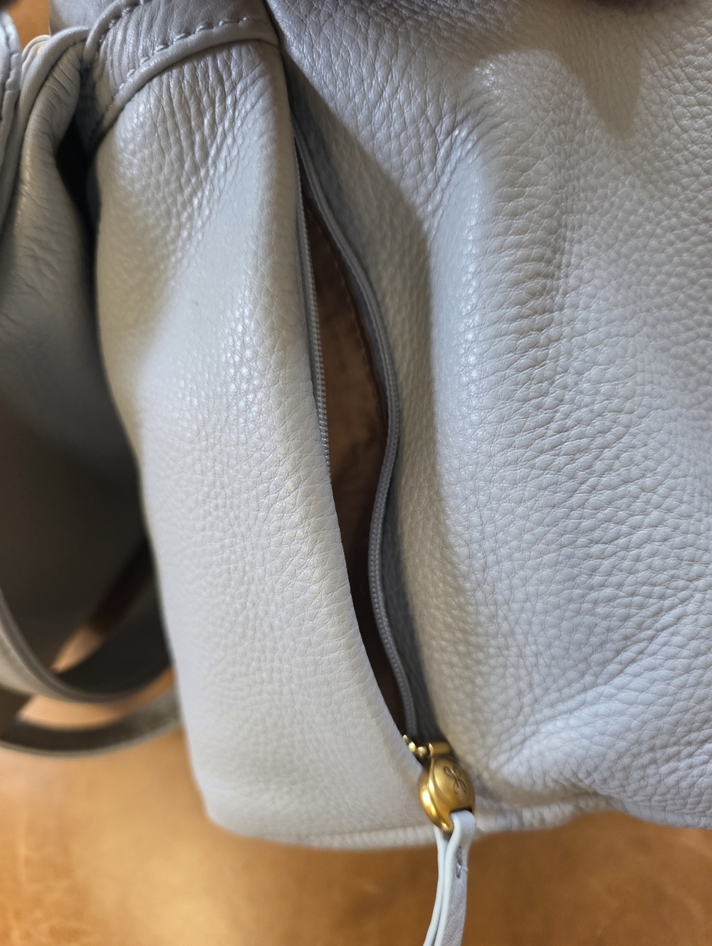 HOBO Beautuful dove gray Leather Shoulder Bag with Gold Hardware - Picture 6 of 6